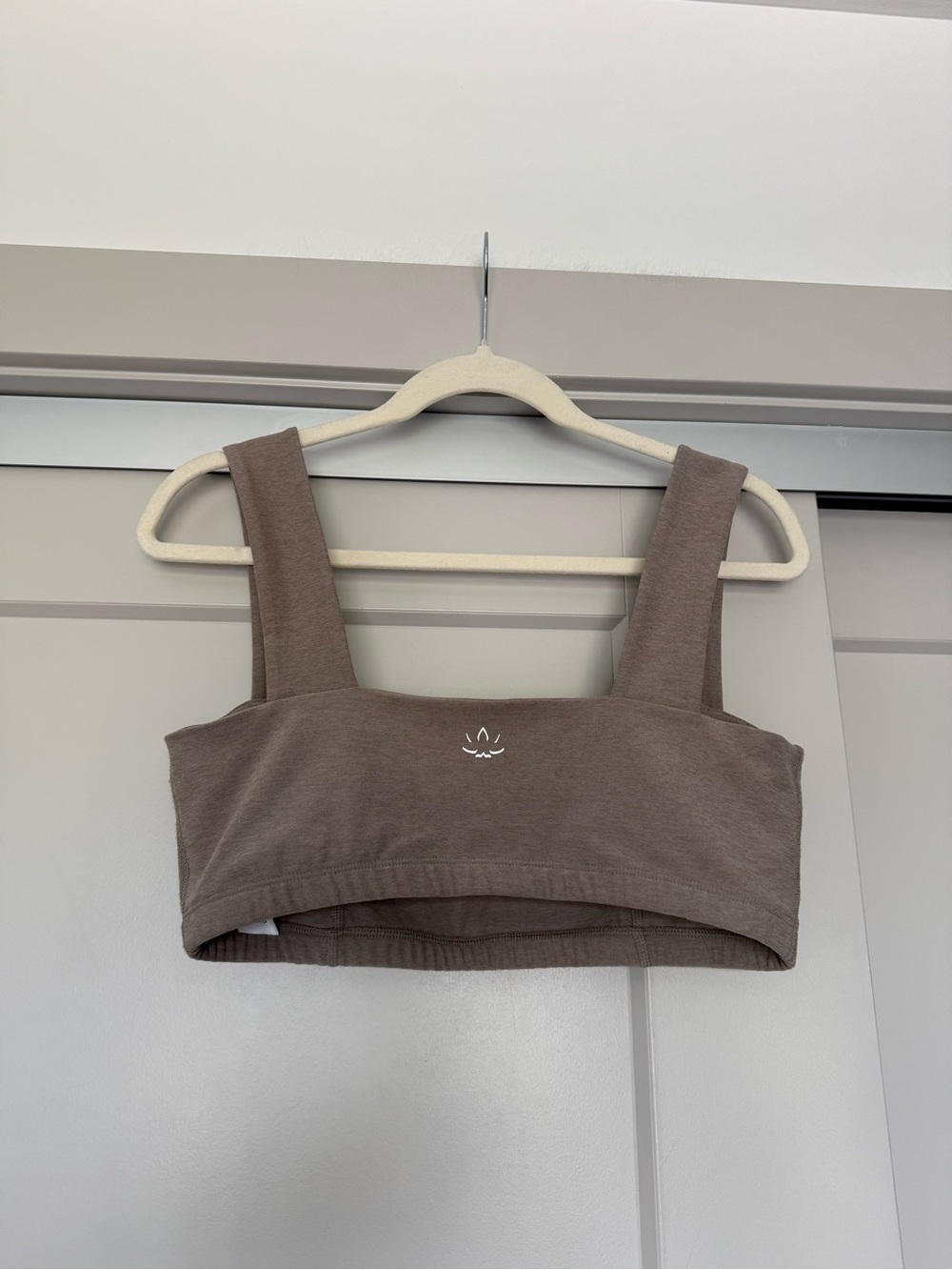 Beyond Yoga Women's Square-Neck Bra in Taupe